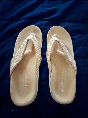 REVITALIGN Women's Cream Floral Strap Flip Sandals